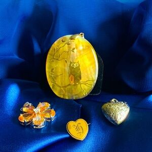 𝐕𝐢𝐧𝐭𝐚𝐠𝐞 Mother of Pearl Owl Pendant with Two pendants and One Pin